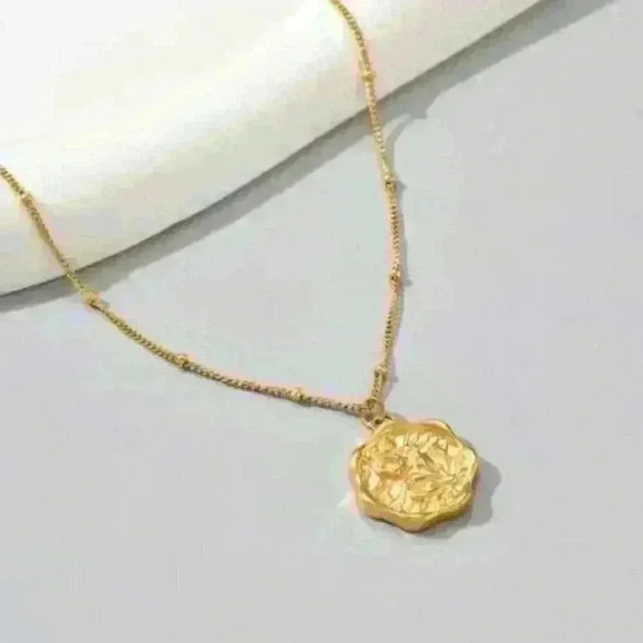 18k Gold-Filled Floral Pendant Necklace - Picture 2 of 4